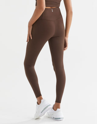 A model wearing Lilybod Astrid Oak leggings.